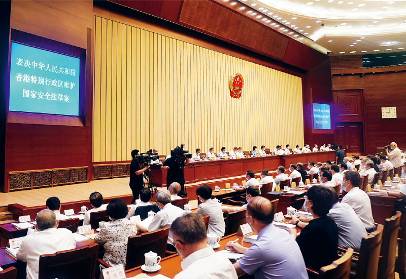 《中华人民共和国香港特别行政区维护国家安全法》对香港维护国家安全制度机制作出了法律化、规范化、明晰化的具体安排,为维护国家安全和香港长治久安、长期繁荣发展,保障香港居民依法享有的权利和自由,保护外国人在香港的合法权益,增强外国投资者对香港的信心,确保“一国两制”事业行稳致远,提供了法律支撑和根本保障。图为2020年6月30日,十三届全国人大常委会第二十次会议表决通过《中华人民共和国香港特别行政区维护国家安全法》。 新华社记者 刘卫兵/摄